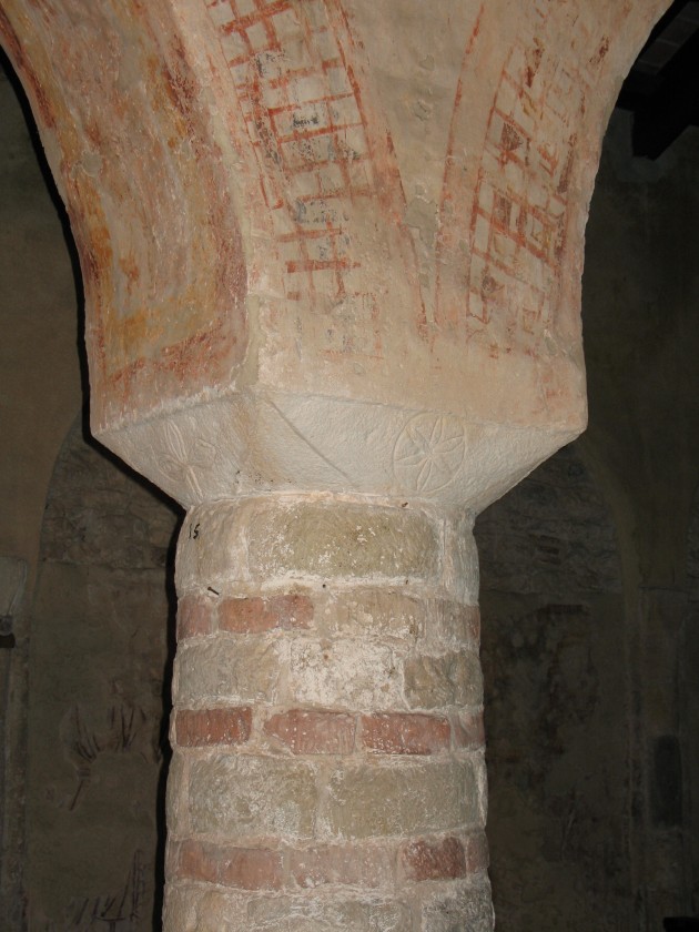 Fiore a sei petali inciso sull'echino di un capitello della chiesa romanica di San Severo a Bardolino - Vr (sec. XII)